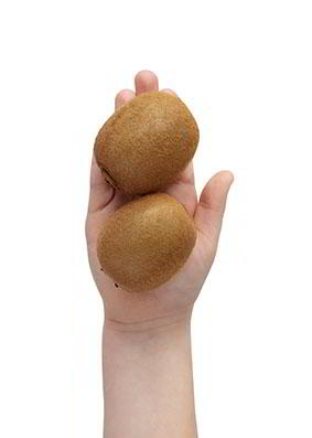 2 kiwis pequeños o 2 mandarinas o 2 ciruelas