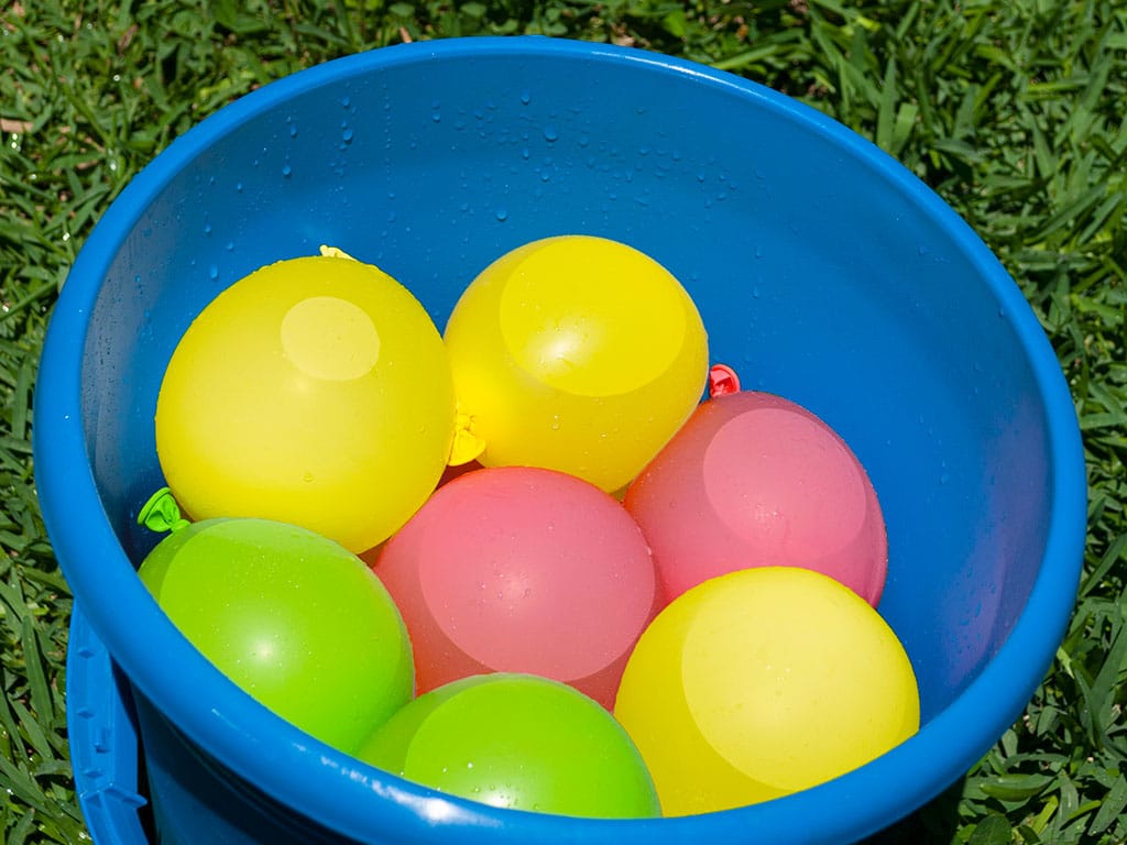 Globos de agua en un barreño