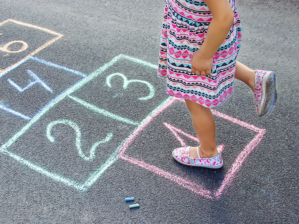 Niña jugando a la rayuela