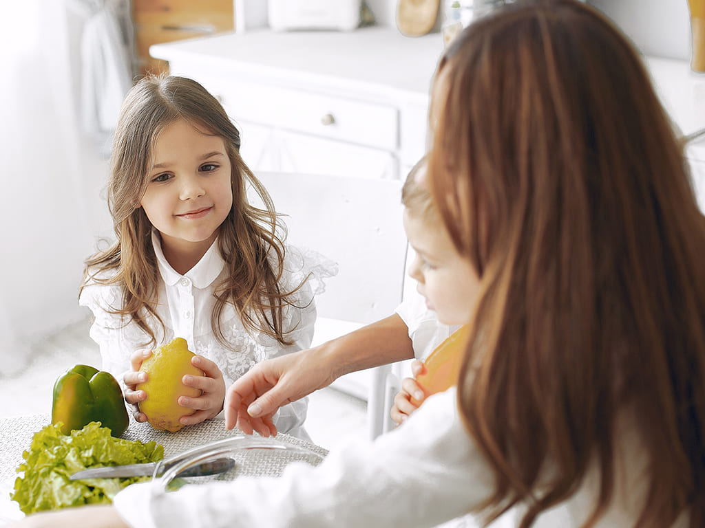 Familia con comida vegetariana