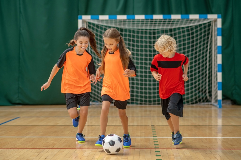 Niños juganto a fútbol