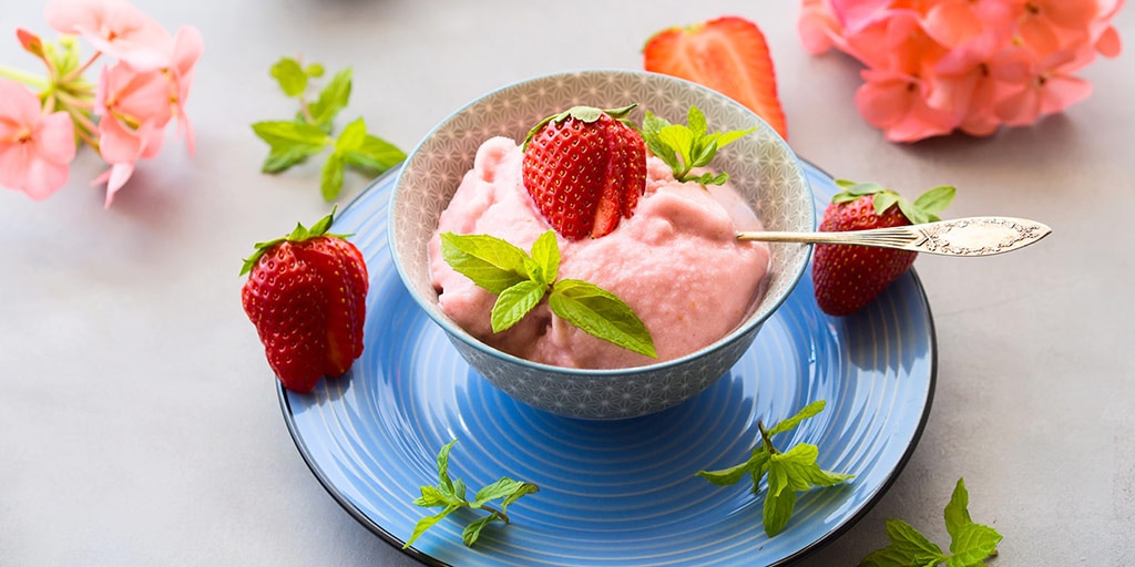 Helado casero de plátano y fresas sin azúcar