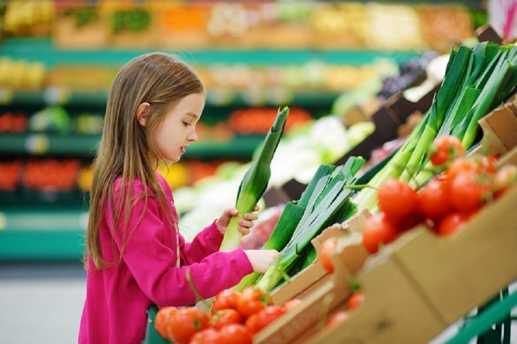 Niña pequeña en el supermercado