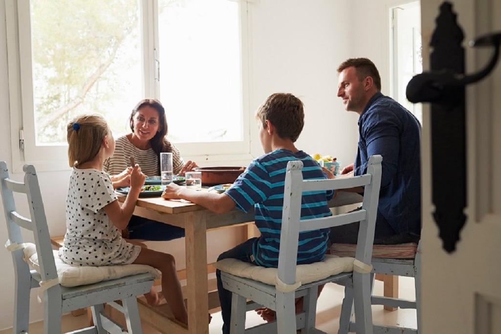 Familia en la mesa comiendo