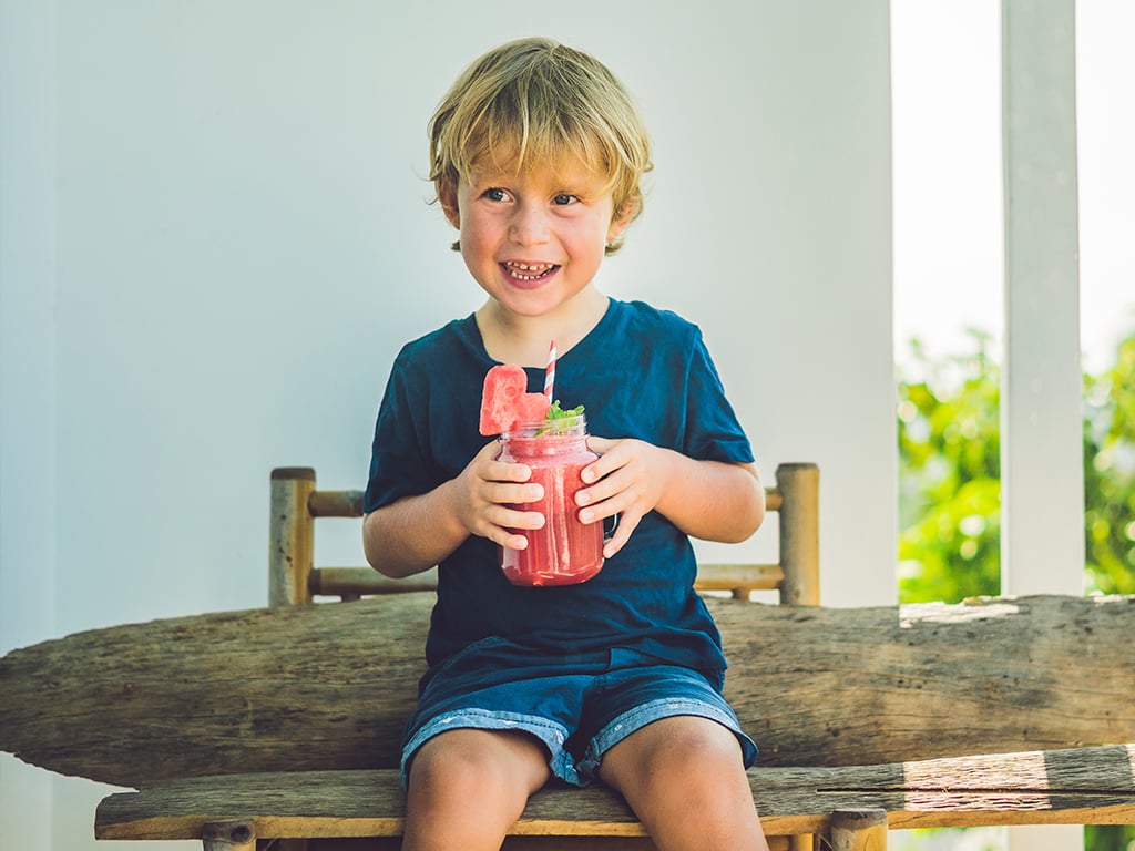 Niño con un batido de frutas