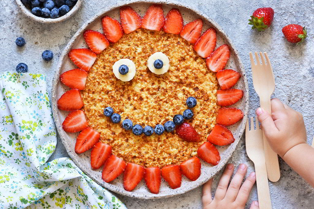 Plato decorado con fruta de forma divertida