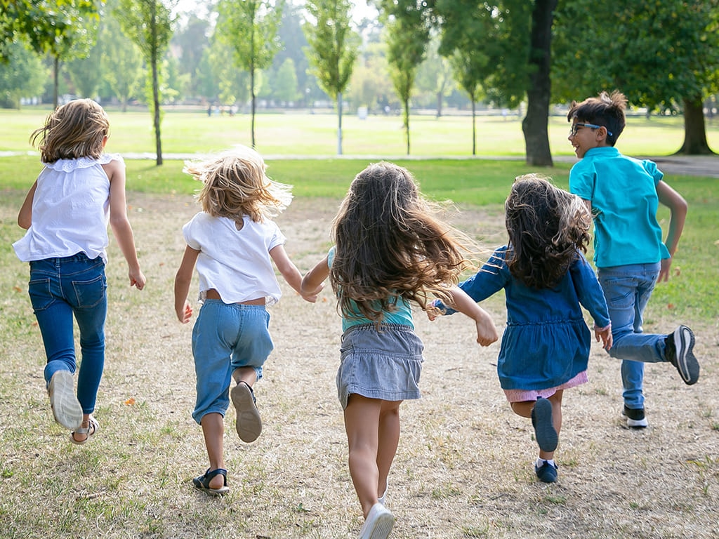 Niños corriendo