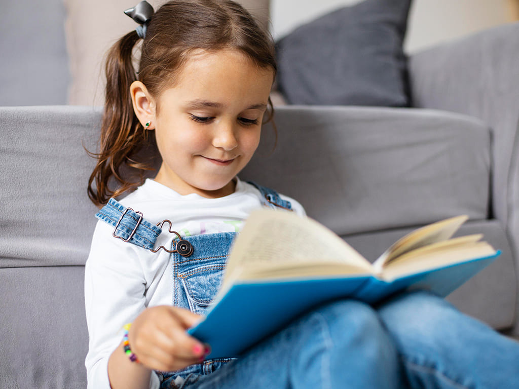 Niña leyendo