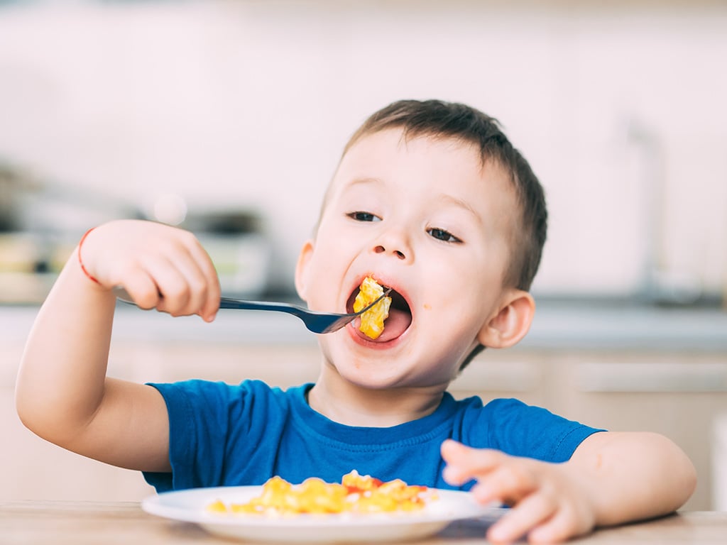 Niño comiendo tortilla