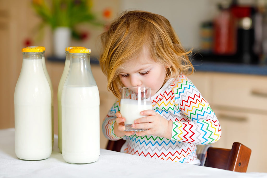 Niña bebiendo leche