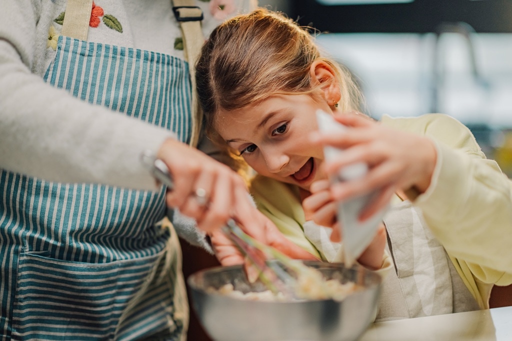 Niña ayudando en la cocina