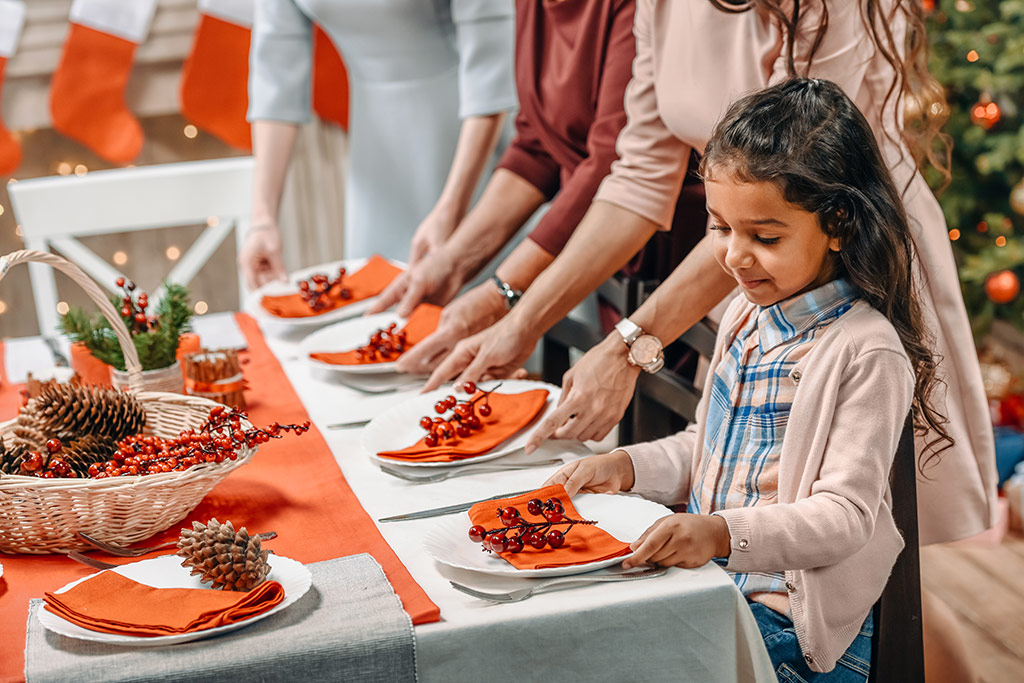 Familia decorando la mesa para Navidad