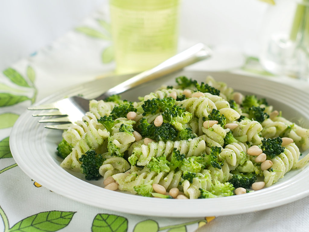 Imagen de un plato de pasta con pesto y brócoli