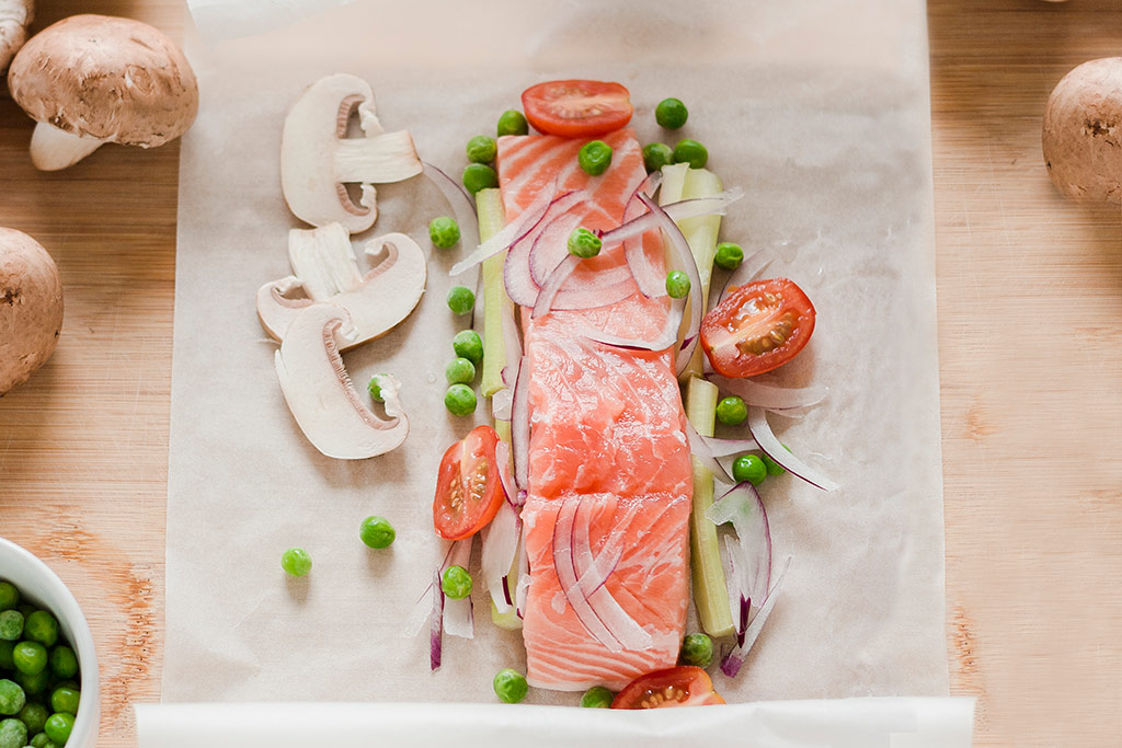 Imagen de los ingredientes para preparar salmón al papillote