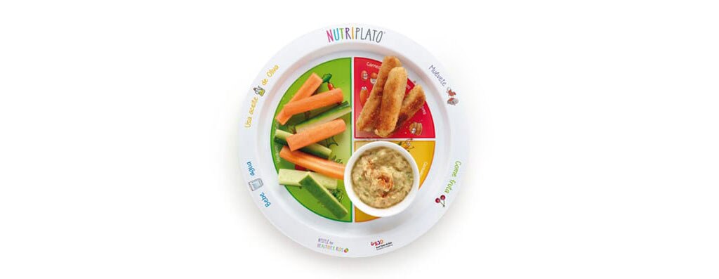 Plato de hummus con fingers de pavo